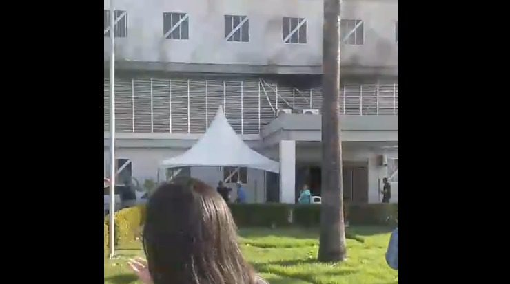 Direção do Hospital de Trauma de João Pessoa diz que incêndio foi controlado e que pacientes foram transferidos para o Edson Ramalho