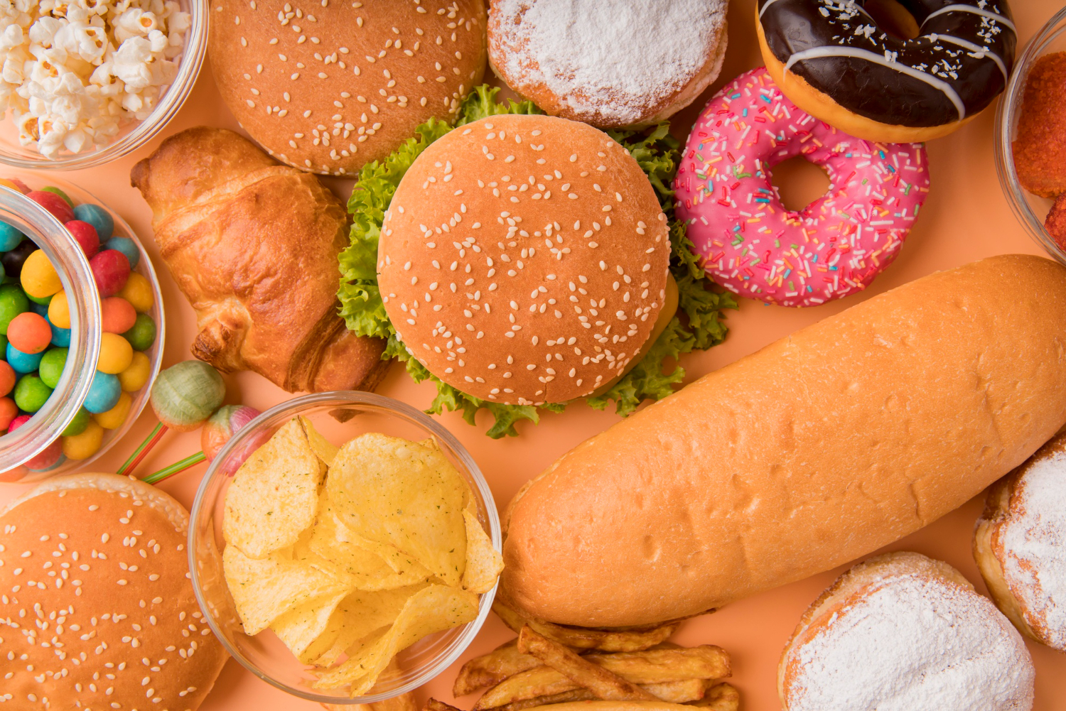 Alimentos ultraprocessados são vilões para dentes e açúcar só deve ser oferecido às crianças a partir dos 2 anos