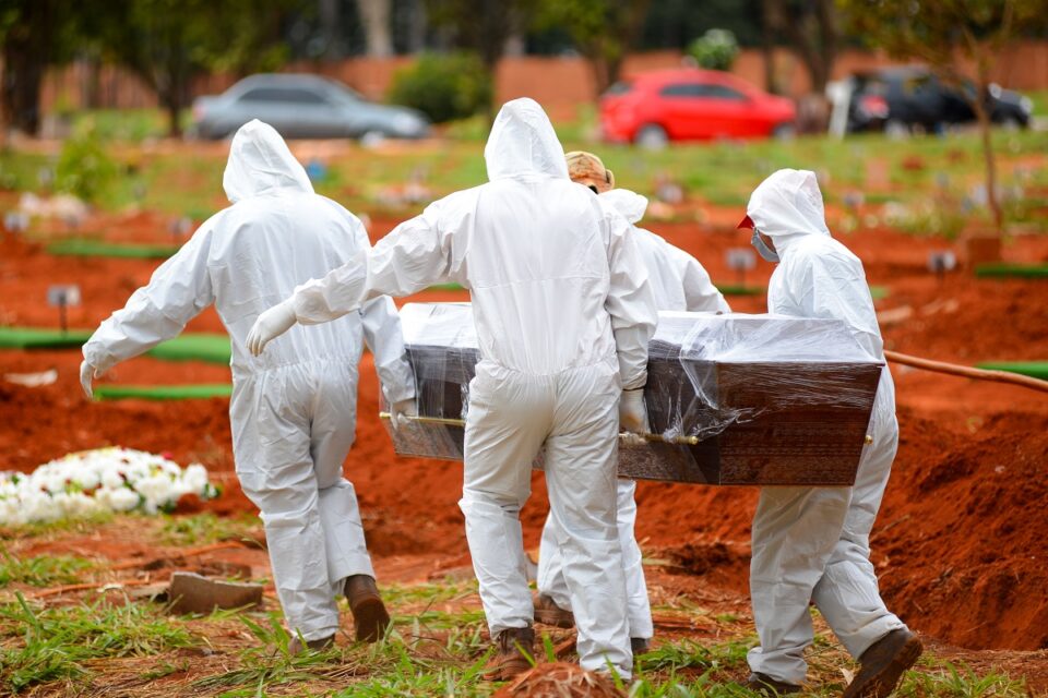 Brasil registra 409 mortes por Covid em 24 h e chega a 606 mil óbitos