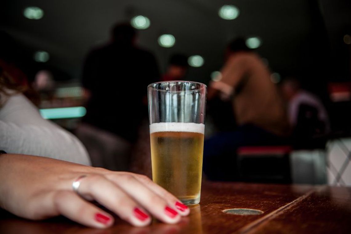 Consumo moderado de bebidas alcoólicas pode acelerar desenvolvimento de Alzheimer