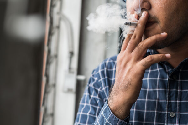 Número de fumantes cresce no Brasil pela primeira vez em 20 anos; cigarro eletrônico é um dos fatores