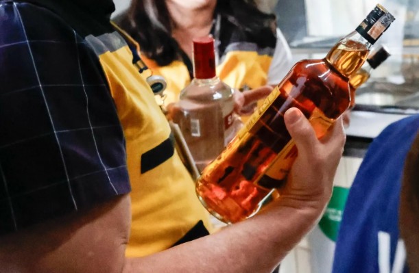 Mais de sete mil garrafas são apreendidas por adulteração com metanol em São Paulo