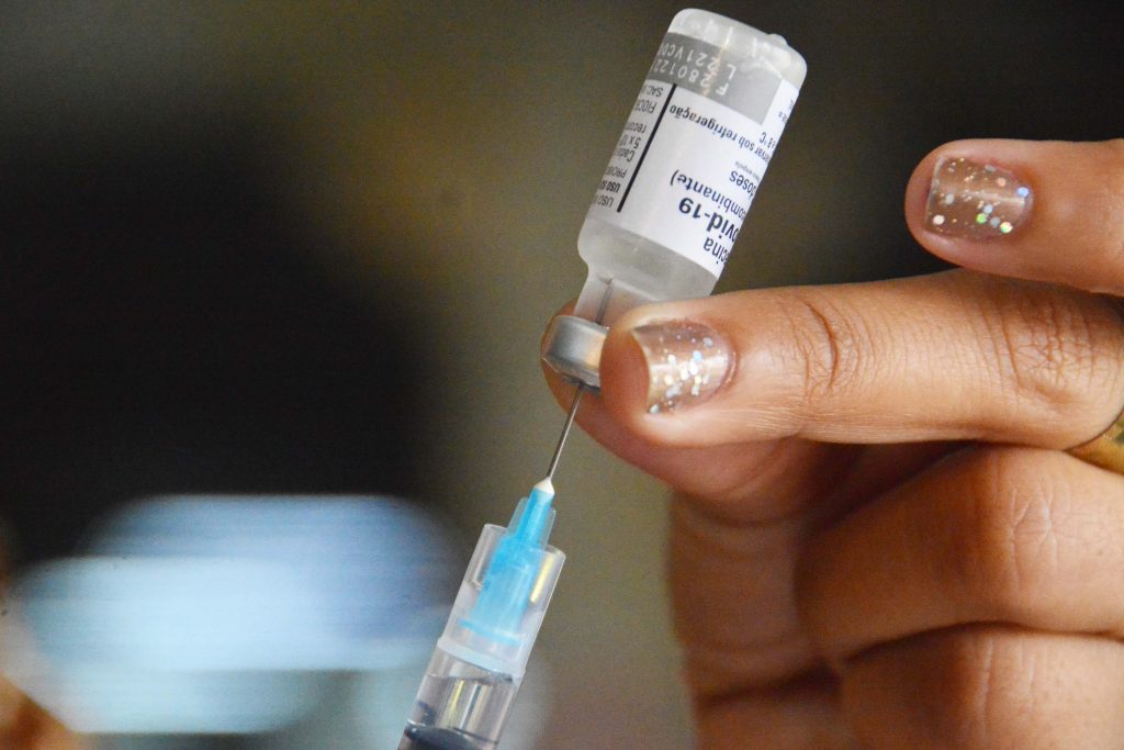 Novas vacinas contra covid-19 chegam no Brasil na próxima semana
