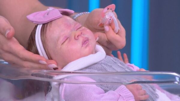 Mulher leva bebê reborn para ser vacinada em posto de saúde e rebate após negativa dos funcionários: “só abrir uma agulha e fingir que deu”