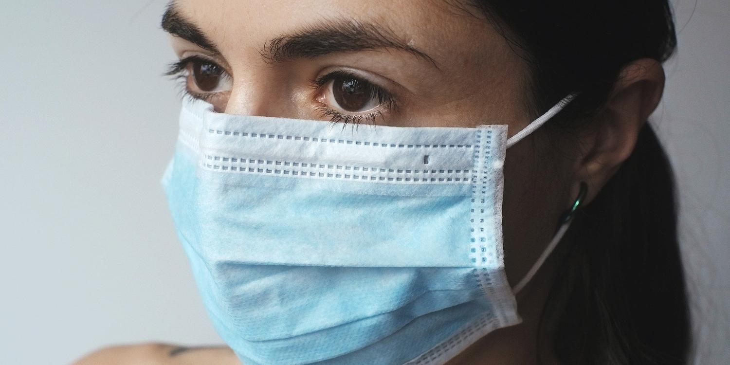 Mesmo com flexibilização, infectologista recomenda que quem convive com crianças, idosos e imunossuprimidos continue usando máscara