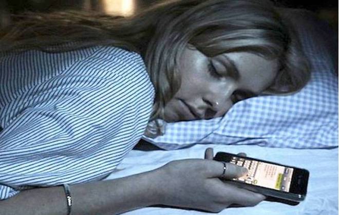 Acordar na madrugada para comer pode indicar distúrbio de sono, revela pesquisadora
