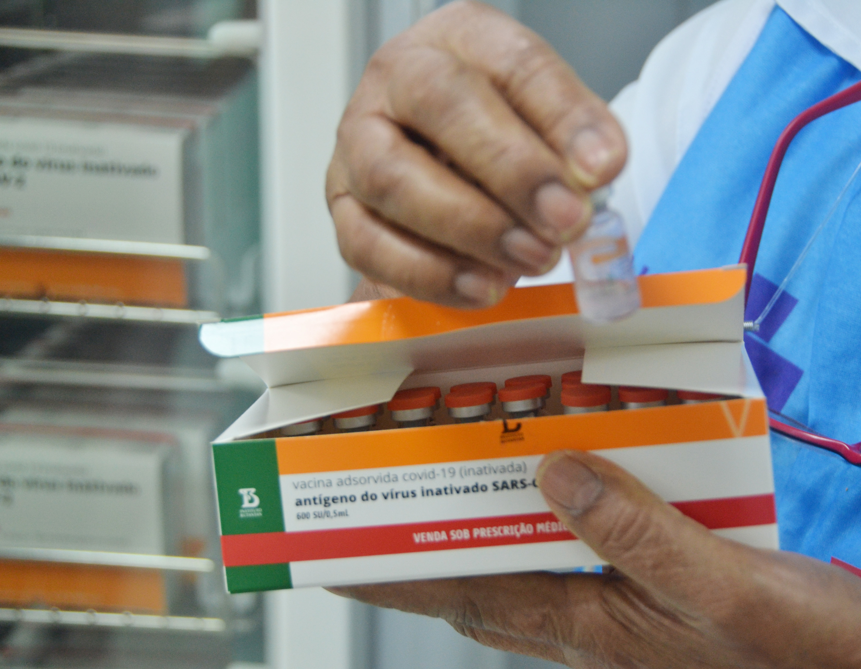 Anvisa suspende uso de 12 milhões de doses de Coronavac envasadas em empresa sem autorização