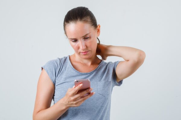 Usar celular pode gerar carga de 27 kg no pescoço, prejudicar coluna e gerar risco para saúde