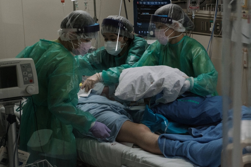 Mortes por Covid caem 79% no Brasil, redução menor do que em outros países