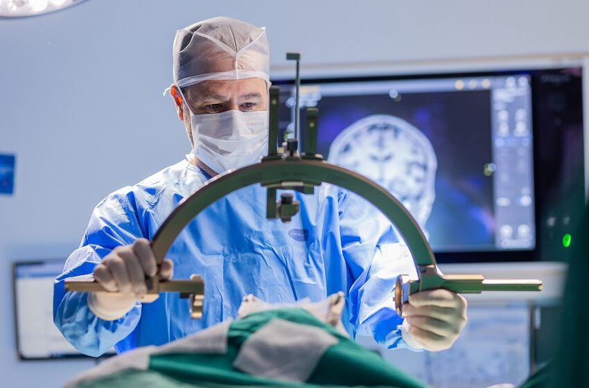  Moinhos de Vento realiza cirurgia inédita para tratamento de Parkinson à distância 