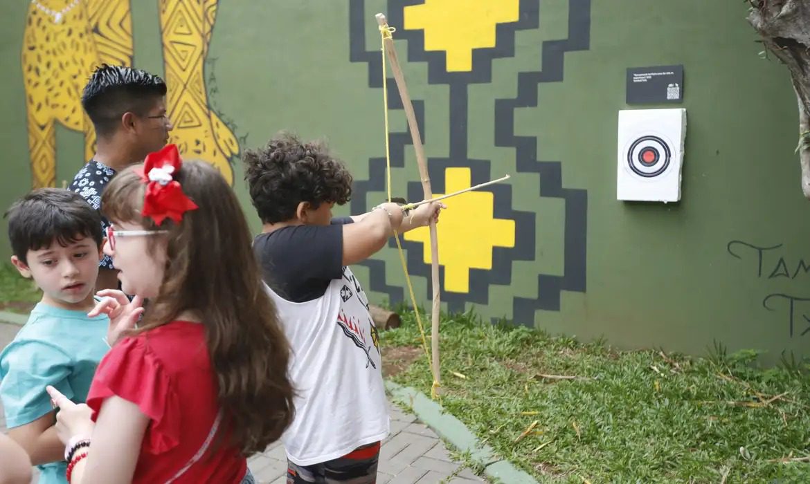 Filhos do meio são mais agradáveis, humildes e honestos do que os irmãos, diz estudo