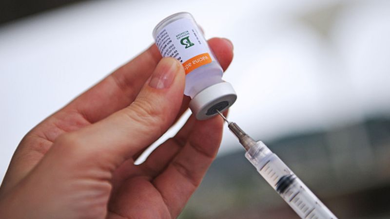 Vacinados com Coronavac podem precisar de 4ª dose, sugere estudo