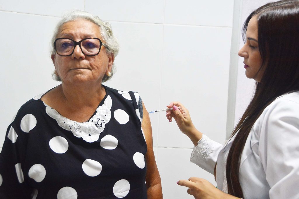 Prefeitura de João Pessoa vacina a população contra a Covid-19 nesta sexta-feira