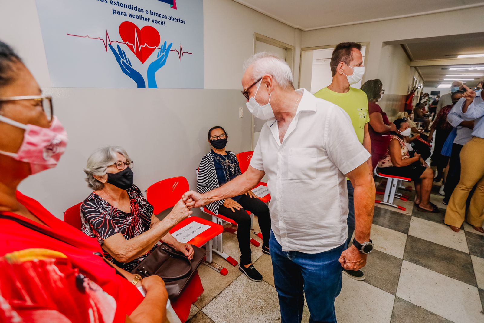 Prefeito entrega reforma na Policlínica do idoso em João Pessoa