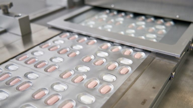 Pílula contra covid reduz risco de hospitalização em quase 90%, diz Pfizer