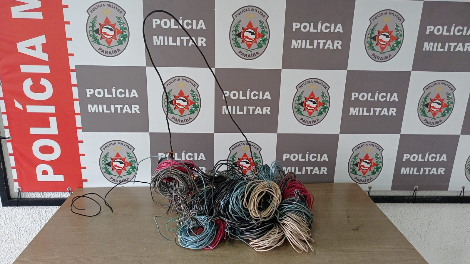 Polícia prende três suspeitos de furtar fios da rede de telefonia em João Pessoa 