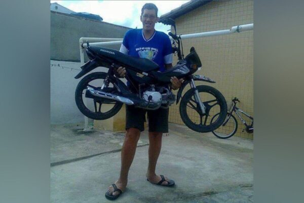 Paraibano Ninão, homem mais alto do Brasil, passa por nova amputação